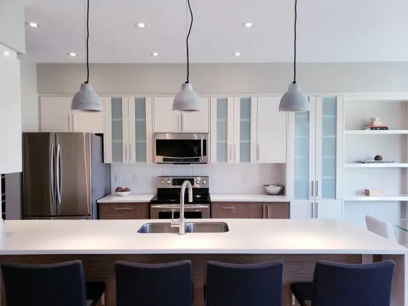 Fully fitted kitchen with island by Callyn Carpentry & Joinery Woking